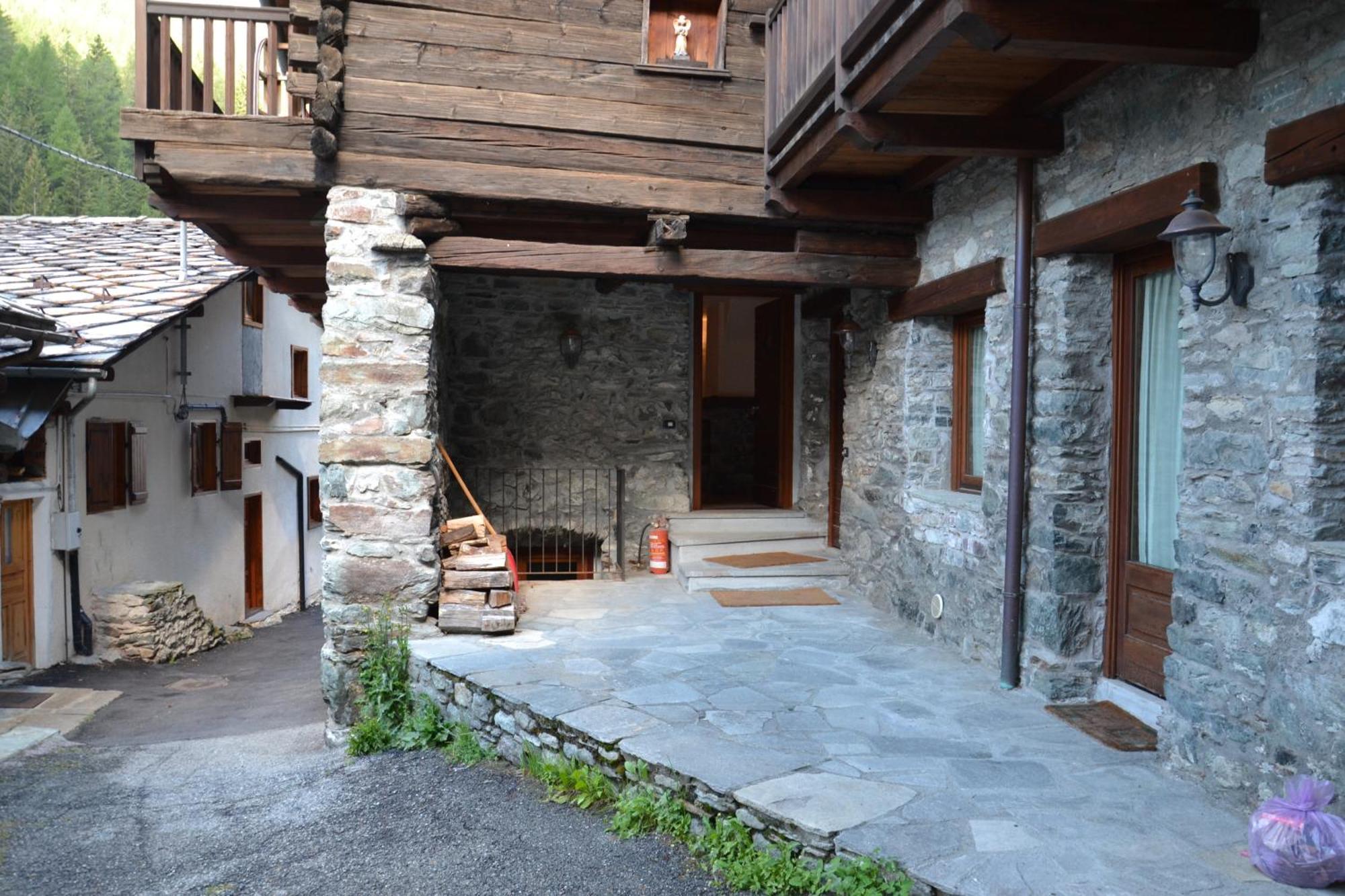 Alle Pendici Del Monte Rosa Champoluc Exterior photo